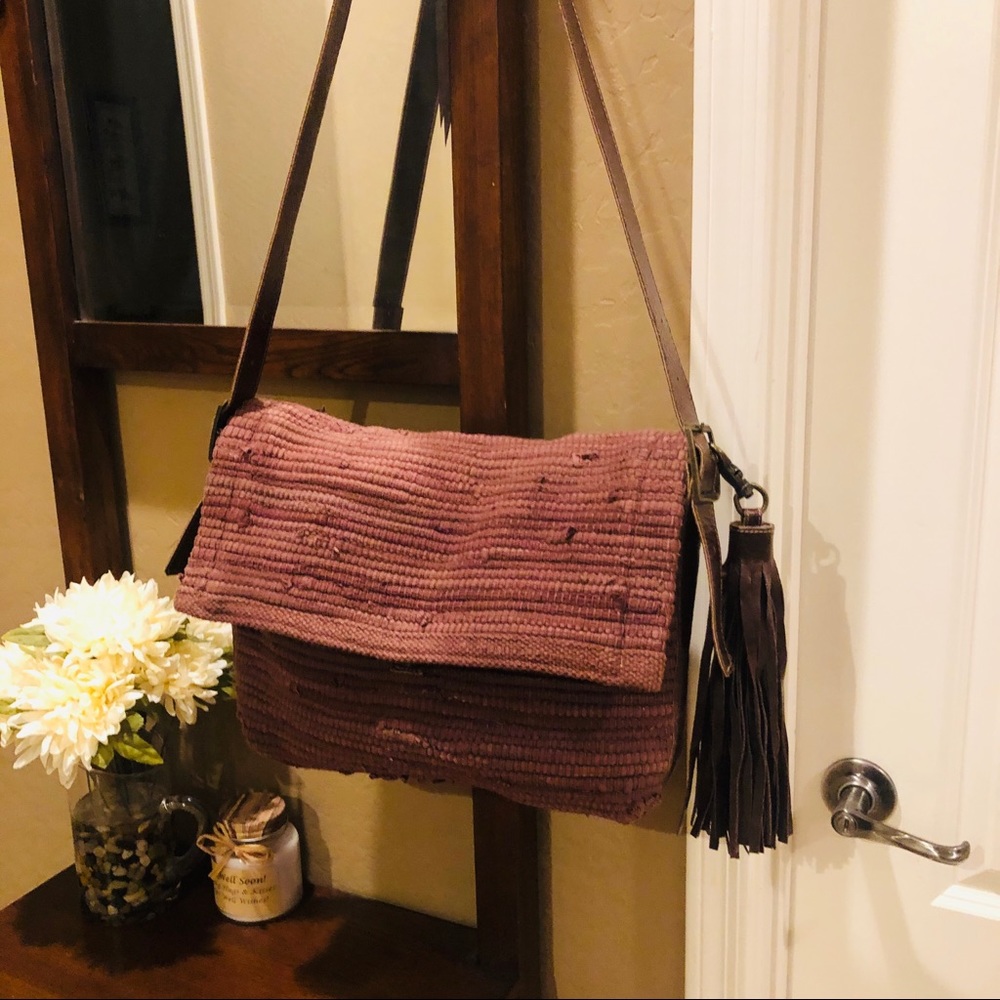 Threads of Evolution The Mac Messenger Crossbody
